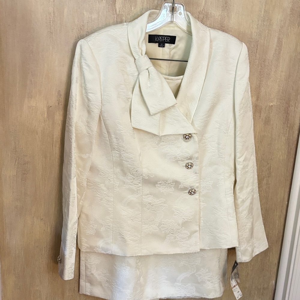 Kasper Women's Ivory Jacquard Two piece suit NWT size 12
